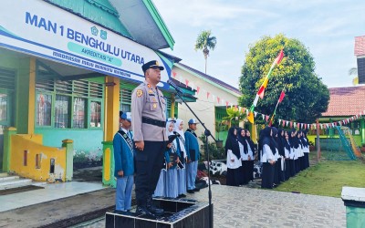 Kabag SDM Polres Bengkulu Utara Menjadi Pembina Upacara   di MAN 1 Bengkulu Utara